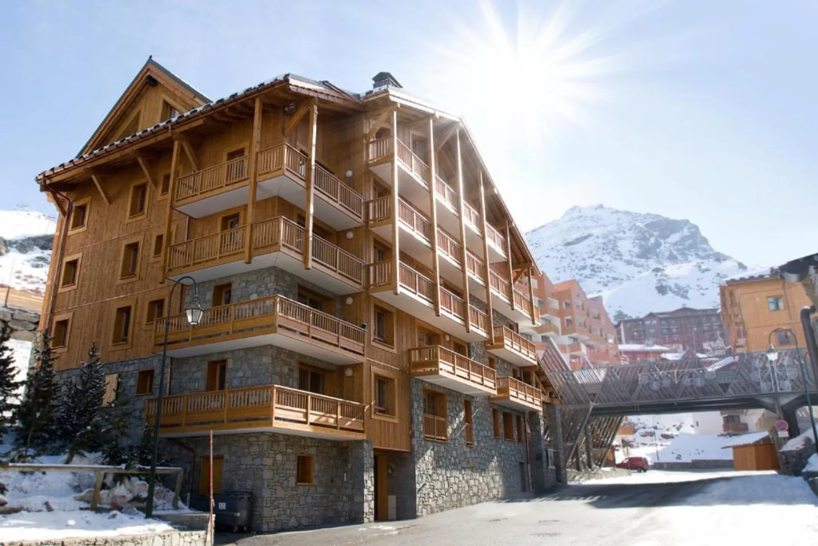 Le Sabot de Vénus upper-valley chalet with a covered outdoor pool in deep winter snow